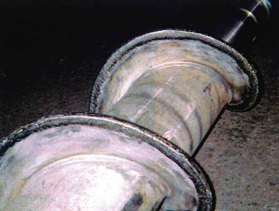 超硬肉盛の施工写真（スクリュー部品の例）